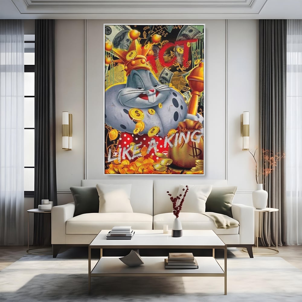Tablou canvas cu tablou canvas cu bugs bunny rege, in rama de aluminiu argintiu, pe perete intr-un living